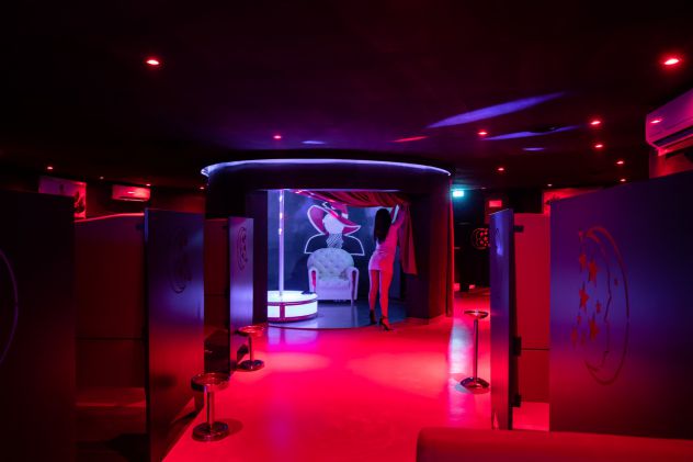 Play night club